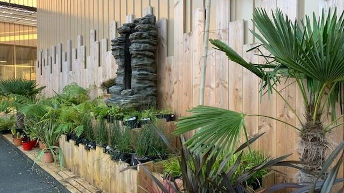 L’espace central en forme de patio décline divers univers et exemples d’inspirations pour la création de jardin. Il sert à la fois aux professionnels et aux clients tous publics. ©Odile Maillard